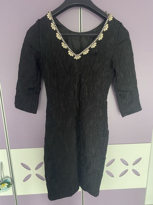 Официална рокля в зелено и черно и рокля с перли