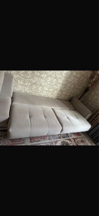 Диван для гостинной белый