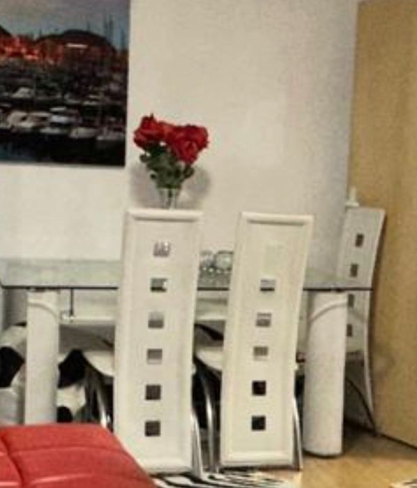 Masa de cristal cu scaune de piele albe