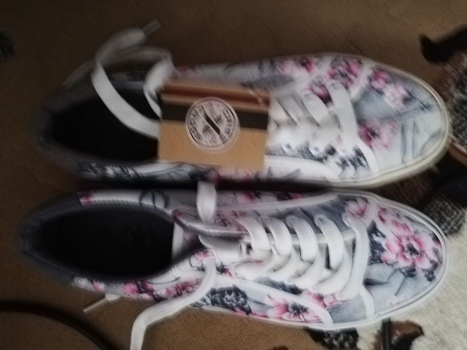 Vând teniși mar. 39