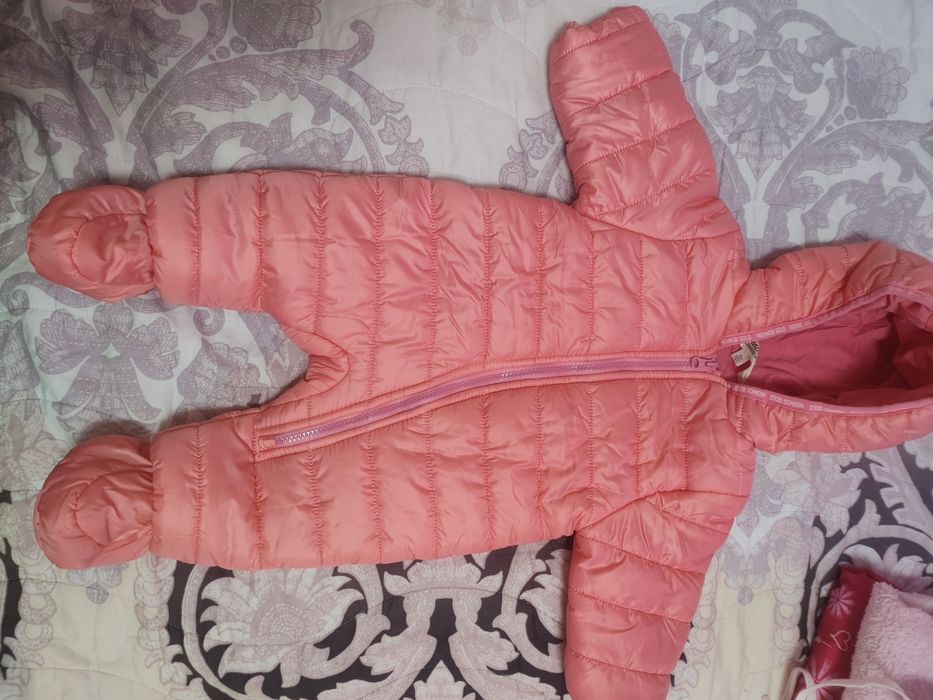 Зимен космонавт с ботушки и вградени ръкавички