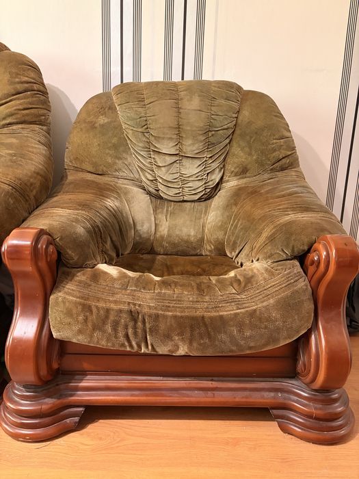 Луксозен винтидж холов комплект от масивно орехово дърво и кадифена тапицерия– диван + 2 фотьойла