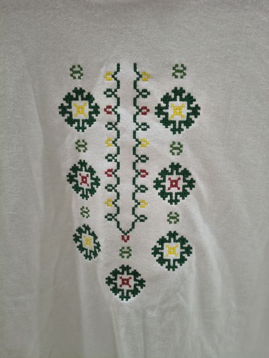 Дамска тениска с бродерия