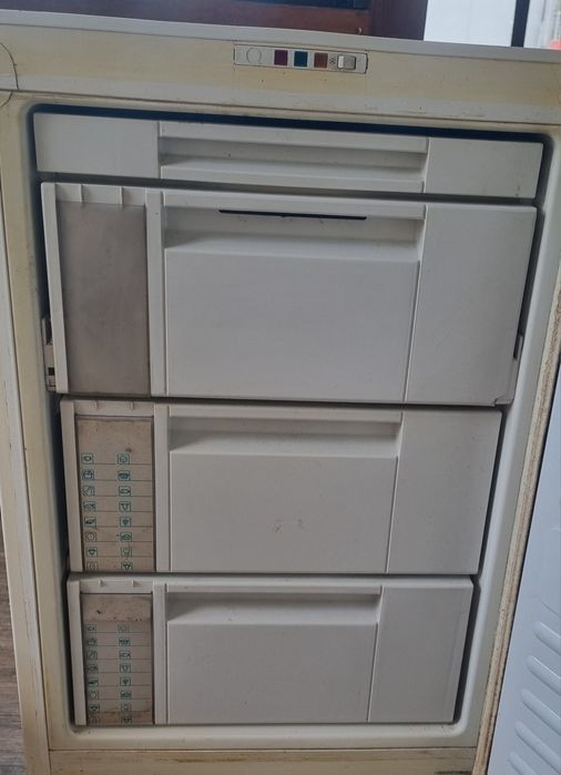 Вертикален фризер BEKO (3 чекмеджета + отделение за бързо замразяване) – работещ отлично