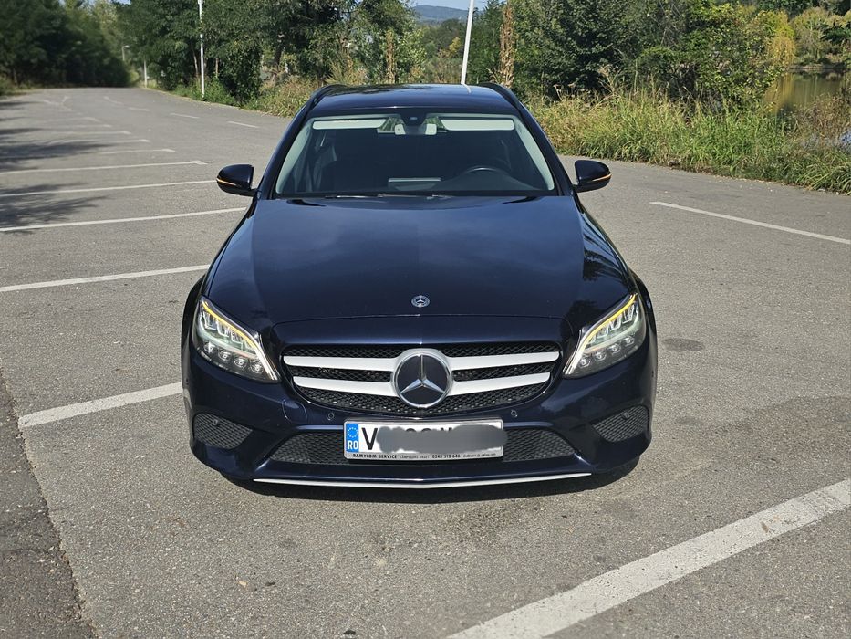 Mercedes C180 parcheaza singura camera navi mare piele km reali