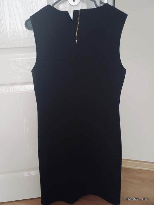 Черна права рокля Н&M.