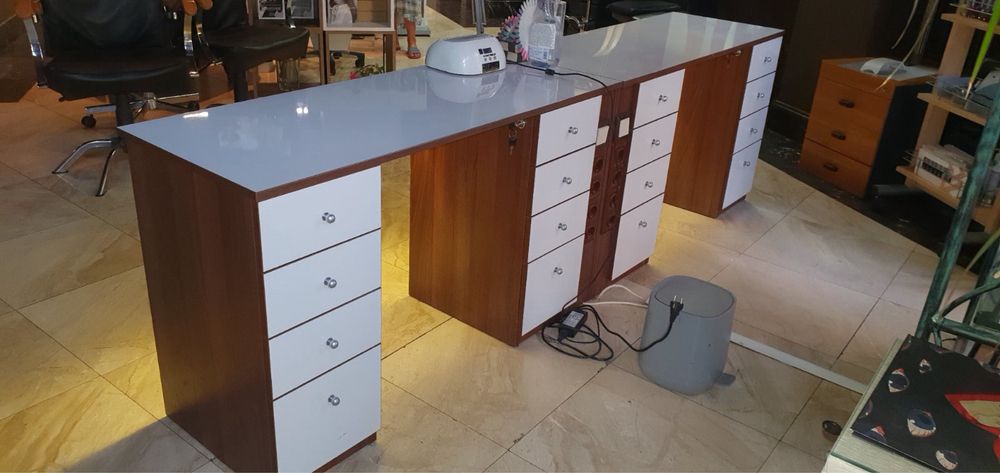 Педикюрен стол и 2 маникюрни  маси