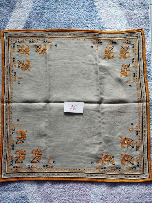 Ръчно бродирани карета на ленена панама с конци Мулине