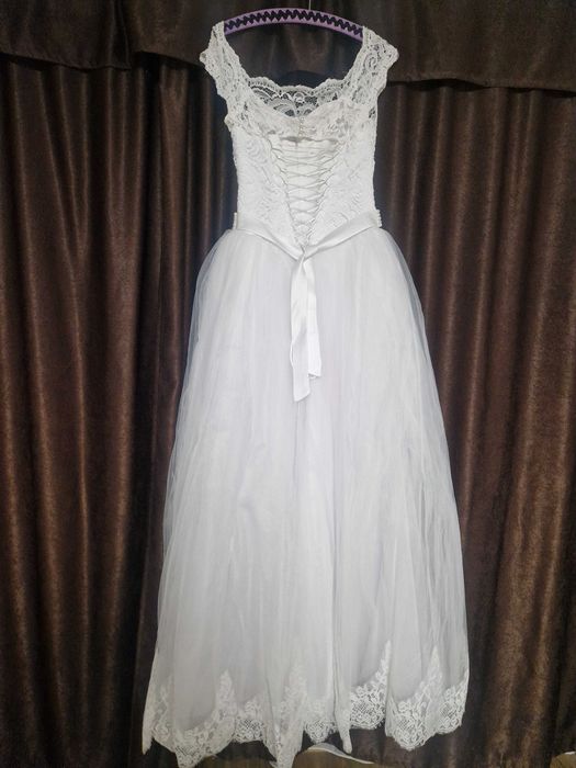 Vand rochie de mireasa cu voal lung tip trena