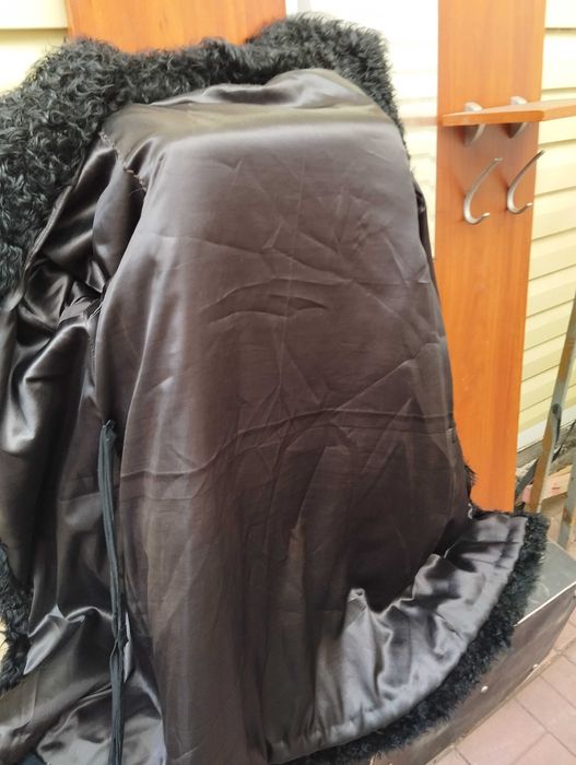 Шуба каракулевая с карманами