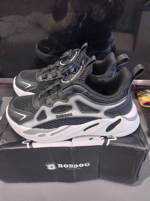 Продам детские кроссовки