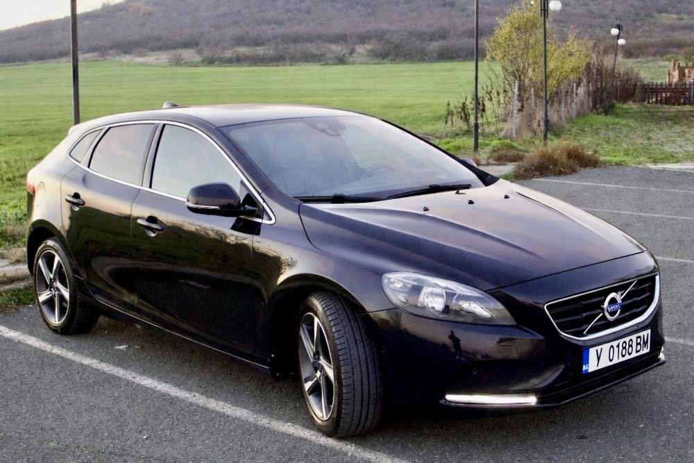 Volvo v40 D2 Summum full перфектна
