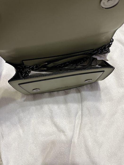 Сумочка и две шапки , новые