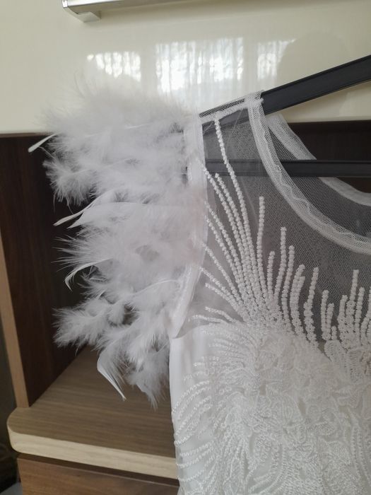 Дамска рокля с пера