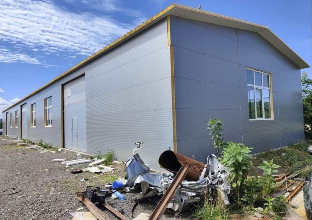 Hale metalica structura de 10x25x5 acoperita cu panou de 8 cm pentru service