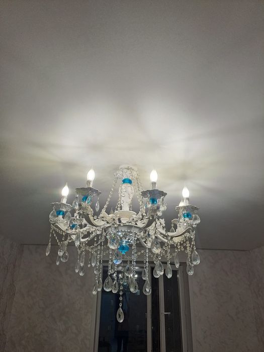 Продам шикарную люстру