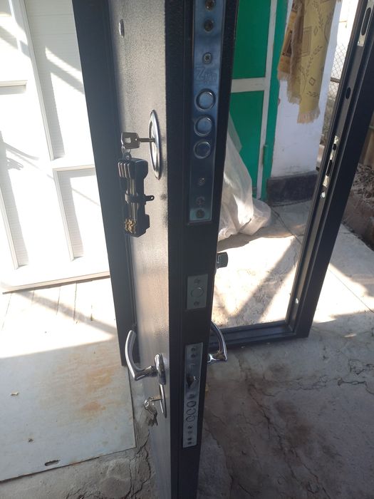 Железная входная дверь