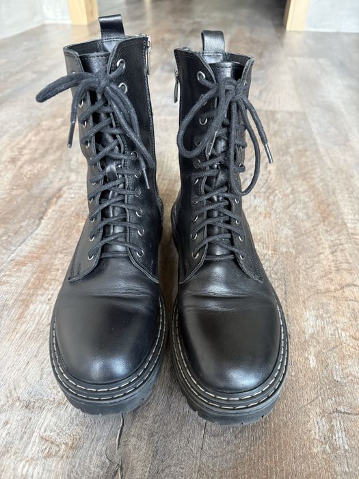 Женские ботинки в стиле мартинсов