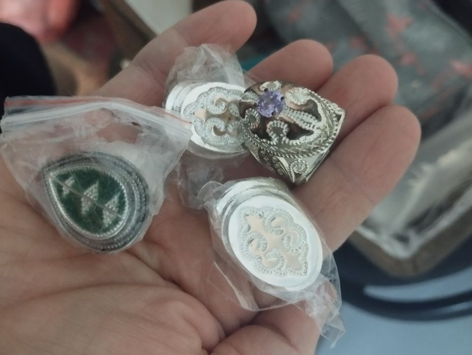 Продам кольца серебро 5 шт и серьги тоже серебро. Каждая по 1000