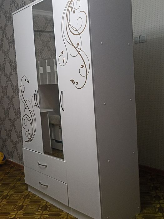Шкаф с зеркалом .