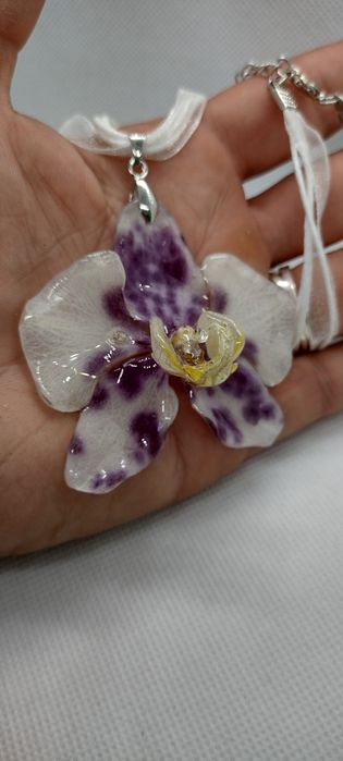 Колие с естествен цвят на орхидея.