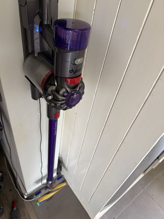 Vand Dyson v8 stare f buna cu perie fluffy led