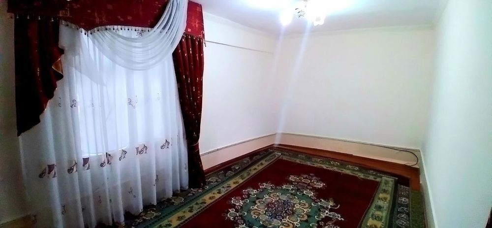 Бобур махалласида 1хона 2хона килинган квартира срочна сотилади