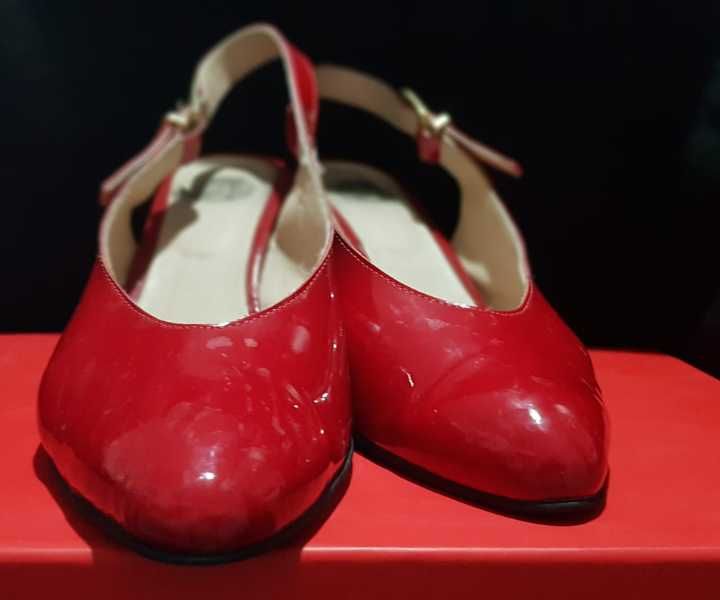 Vand Pantofi Rosii, Eleganti si Decupati din Piele Lacuita