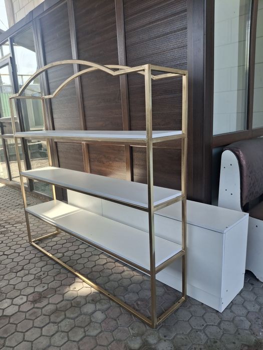 Продам тумпо с полками.