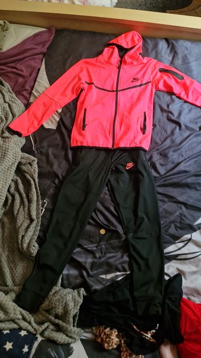 Vând trening Nike