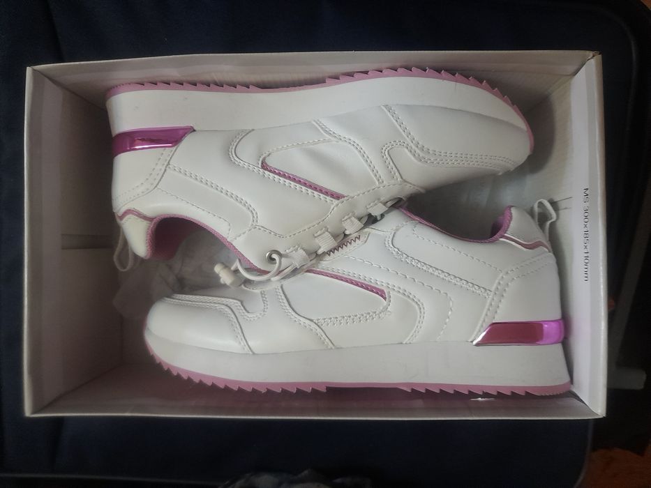 Красиви НОВИ бели маратонки марка VENICE