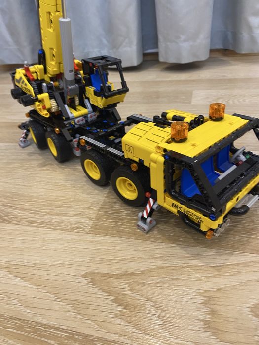 Продам LEGO TECHNIC мобильный кран 42108