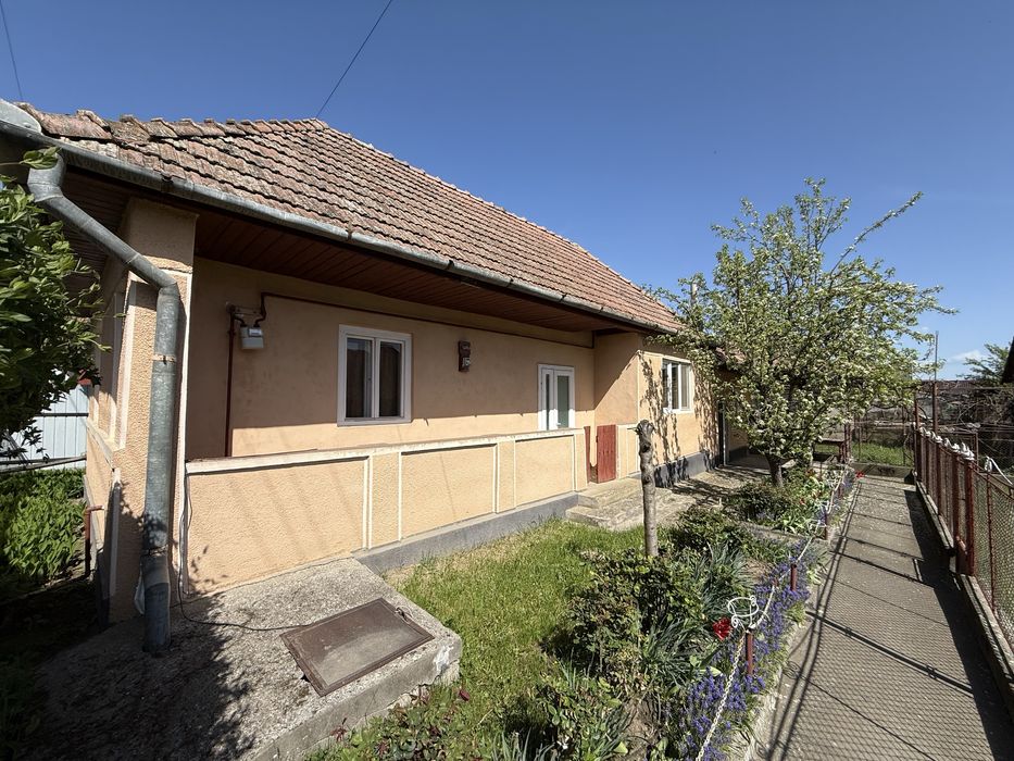 Casã de vânzare Sântioana de Mures cu curte şi 3camere