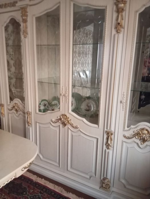 Продаётся красивя мебель стенка горка
