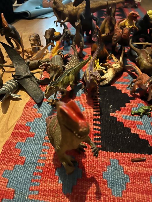 Turma de dinozauri de jucărie