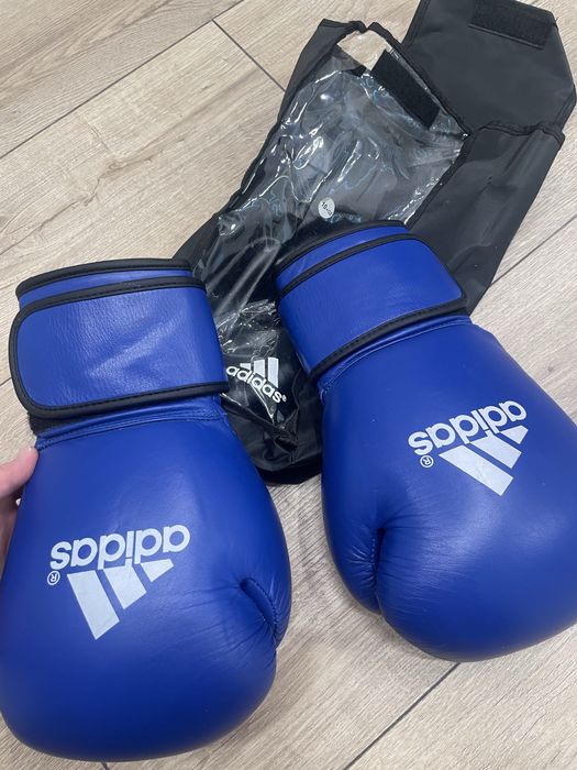 Перчатки для бокса.