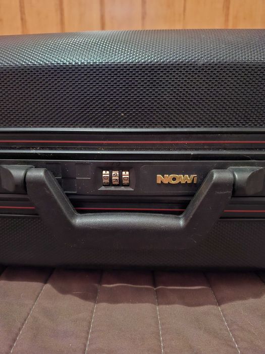 Голям пластмасов пътнически куфар