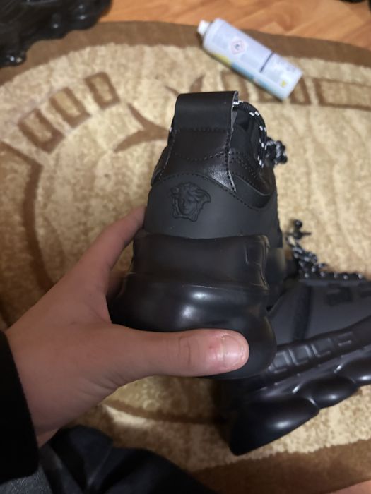 Versace chain reaction , 425-370 lei negociabil. Marime 42-43 . Sunt noi fara cutie dar au eticheta .
