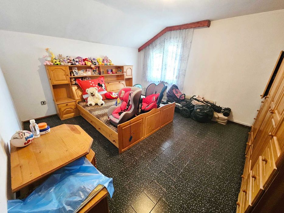 3-етажна къща с двор и гараж в идеален център на Велинград