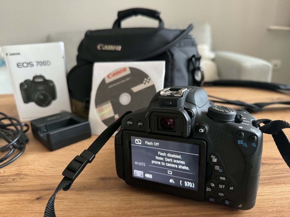 DSLR фотоапарат Canon EOS 700 D с обектив