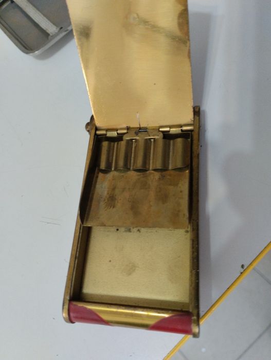 Два броя стари табакери продават се заедно з