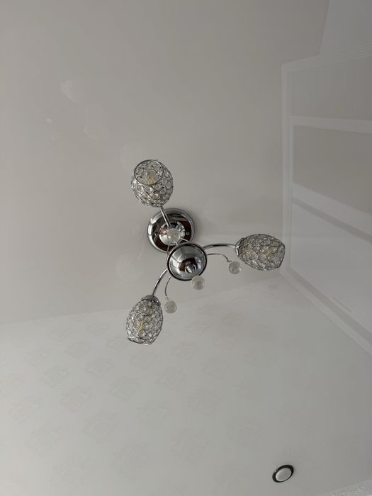 Продам люстру трехрожковую