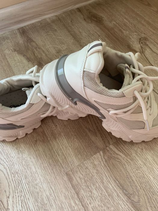 Много запазени маратонки