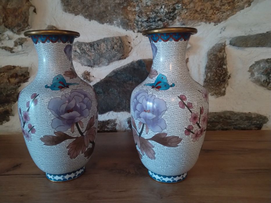 Продавам чифт антикварни вази бронз месинг клетъчен емаил