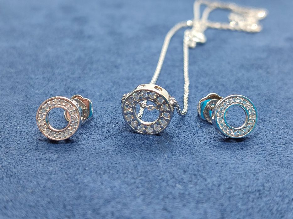 Комплект обеци и висулка с диаманти