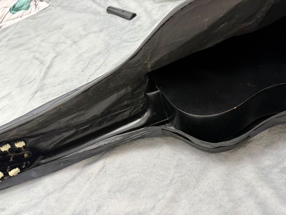 Vand chitara acustica in stare buns