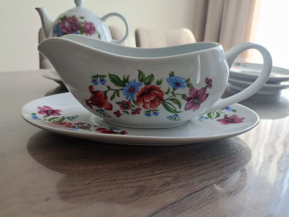 Чайный набор, чайник,чашка, блюдце.