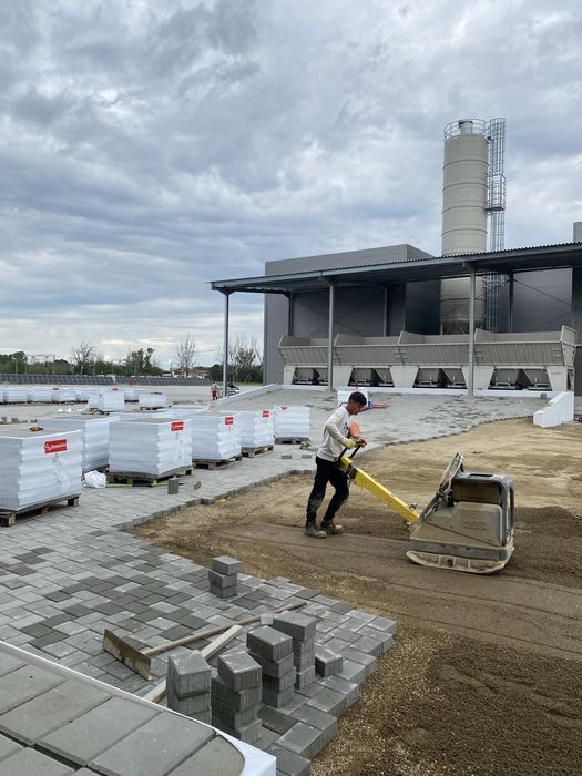 Montăm pavaj pentru curți,alei,parcări,etc.