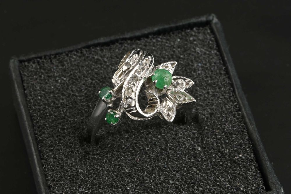 Златен Пръстен Бяло Злато 750 с Диаманти и Смарагди 4.3грама Размер 55