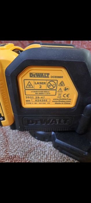 Линеен лазерен нивелир DeWALT DCE088 с червен лъч